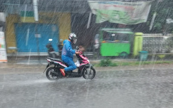 Thumbnail Berita - BMKG: Cuaca Kota Surabaya dan Sidoarjo 22 Maret 2026 Diprakirakan Hujan Ringan Hingga Petir!