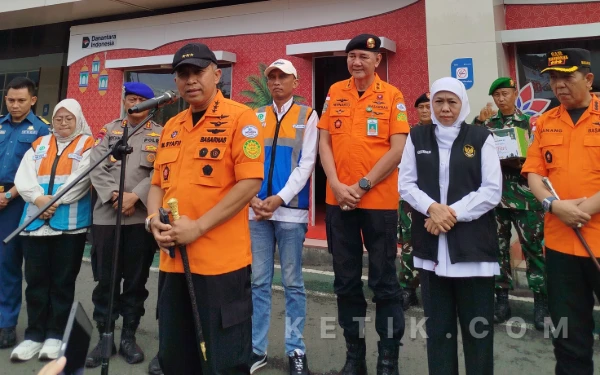 Thumbnail Berita - Kepala Basarnas dan Gubernur Jatim Tinjau Pelabuhan Tanjung Perak, Pramuka Surabaya Ikut Amankan Arus Mudik Lebaran 2026