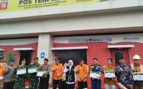 Foto Satgas PAM Lebaran dari unsur TNI, POLRI,       Dinas Kesehatan, Dinas Perhubungan, Gerakan Pramuka dan instansi lainya,menerima bingkisan dari Kepala Basrnas dan Gubernur Jatim. (Foto : Saka SAR for Ketik.com)