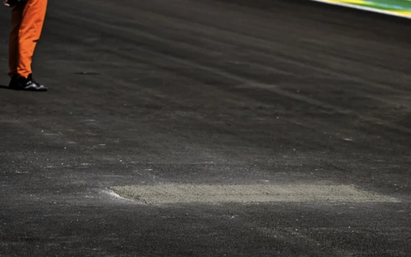 Foto Lubang yang muncul di lintasan lurus Sirkuit Autodromo Internacional de Goiânia – Ayrton Senna, setelah diperbaiki, Sabtu (21/3/2026). (Foto: Gold & Goose/Crash.net)