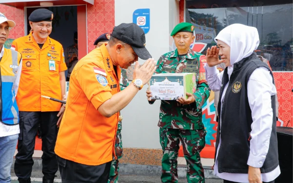 Thumbnail Berita - Pastikan Kesiapsiagaan Lebaran, Gubernur Khofifah Bareng Kepala Basarnas Tinjau Posko Tanjung Perak