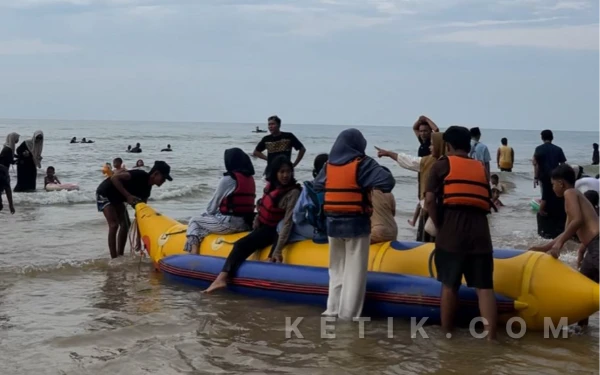 Foto Para pengunjung Pantai Lon Malang Sampang (Foto: Mat Jusi/Ketik.com)