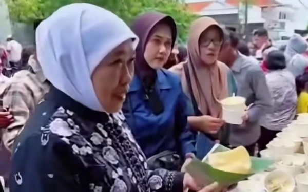 Thumbnail Berita - Riyayan di Kediaman Jemursari! Warga Datang Membludak, Gubernur Khofifah Borong Ribuan Porsi UMKM Kuliner Tradisional