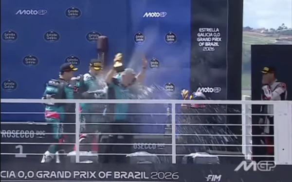 Foto Veda Ega (kanan) menghindari selebrasi semprot sampanye di podium Moto3 GP Brasil, 22 Maret 2026. (Foto: Tangkapan layar SPOTV)
