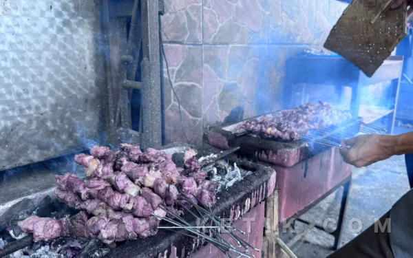 Foto Proses pembakaran sate kambing menggunakan jeruji sepeda motor sebagai tusuk satenya di Sate Klathak Pak Pong. (Foto: Dok. Ketik.com)