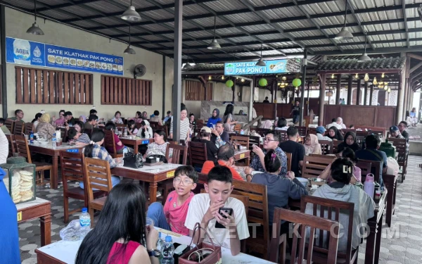 Foto Warung Sate Klathak Pak Pong dipenuhi pengunjung saat libur Lebaran. (Foto: Dok. Ketik.com)