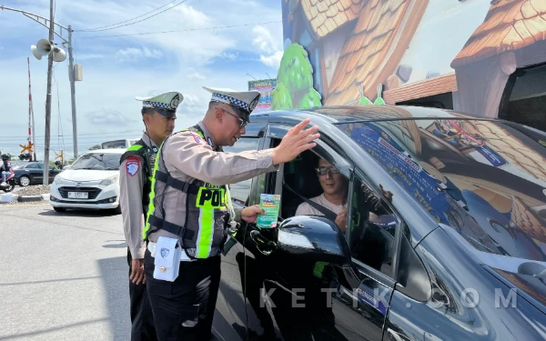 Thumbnail Berita - Hari Kedua Lebaran, Polisi Sapa Pemudik di Simpang Mengkreng, Pastikan Perjalanan Aman dan Lancar