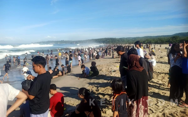 Thumbnail Berita - Lonjakan Wisatawan, Penginapan di Pantai Sawarna Penuh hingga H+4 Lebaran 2026