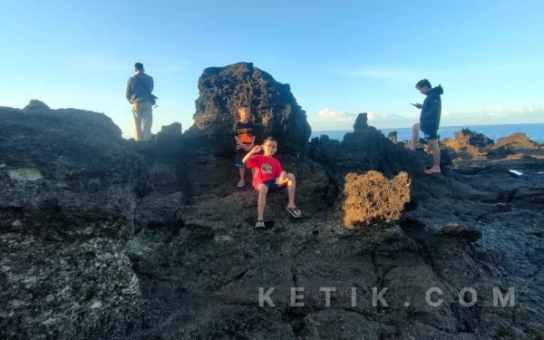 Foto Keindahan karang laut di Pantai Logon Pari, Sawarna. (Foto: Abdul Kohar/ketik com)