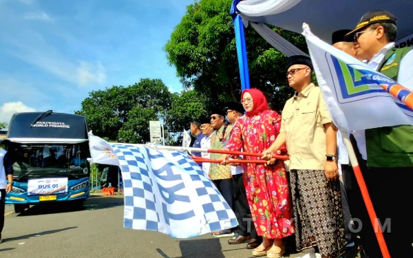 Foto Menteri Haji dan Umrah Mochamad Irfan Yusuf (kedua kanan) melepas bendera start memberangkatkan bus program Balik Kerja gelaran BPKH di Halaman Masjid Al Akbar Surabaya, Selasa, 24 Maret 2026. (Foto: Fiqih Arfani/ketik.com)