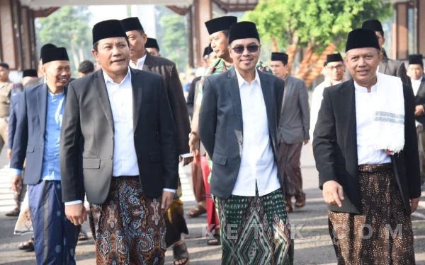 Foto Bupati Subandi, Ketua DPRD Sidoarjo Abdillah Nasih, dan Kepala Kemenag Sidoarjo Mufi Imron Rosyadi berjalan bersama menuju Masjid Agung Sidoarjo untuk menunaikan sholat Idul Fitri. (Foto: Fathur Roziq/Ketik.com).
