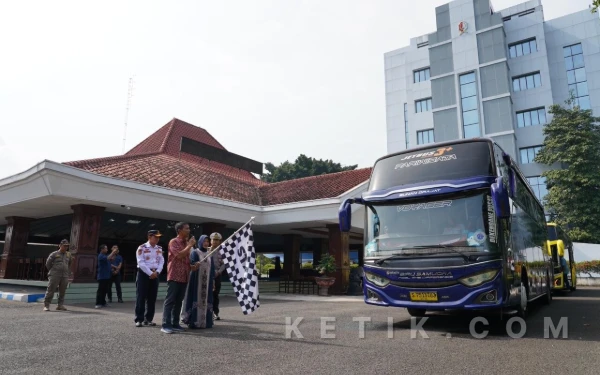 Thumbnail Berita - Bupati dan Wabup Bojonegoro Berangkatkan Warga Balik ke Perantauan