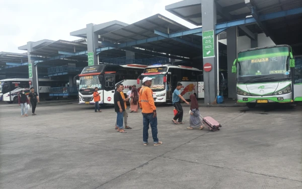 Thumbnail Berita - Puncak Arus Balik Mulai Terjadi, Penumpang Bus Padati Terminal Arjosari