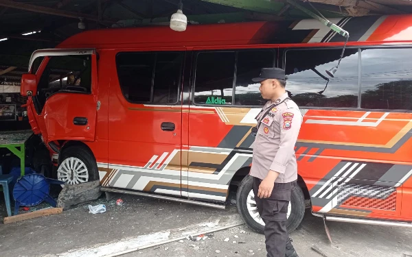 Thumbnail Berita - Kurang Hati-Hati Saat Menyeberang, Pengemudi Mobil Picu Kecelakaan di Kasembon Malang