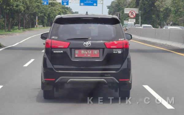 Thumbnail Berita - Mobil Dinas Asal Sampang Diduga Digunakan Saat Cuti Lebaran, Melintas di Tol Waru Surabaya