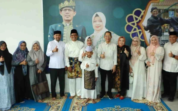 Thumbnail Open House Ketua DPRD Batam Dipadati Warga, Pererat Silaturahmi Jelang Idulfitri 1447 HKegiatan open house yang digelar Ketua DPRD Kota Batam, Haji Muhammad Kamaluddin, berlangsung meriah dan