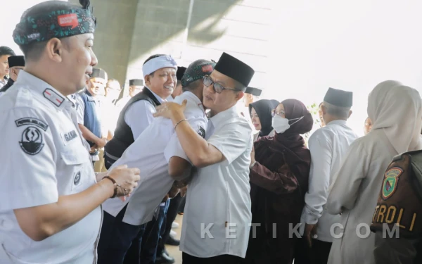 Thumbnail Berita - Bupati Bandung dan Forkopimda Turun Panggung Bersalaman dengan ASN