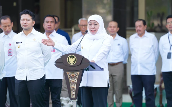 Thumbnail Berita - Khofifah Pimpin Apel ASN Pasca Libur Lebaran, Tekankan Pelayanan Harus Maksimal Meski WFH
