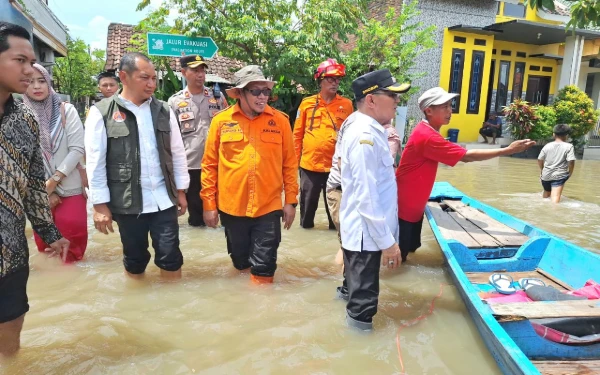Thumbnail Berita - Hari Pertama Kerja, Kalaksa BPBD Jatim Tinjau Banjir dan Bagikan Bantuan di Pasuruan