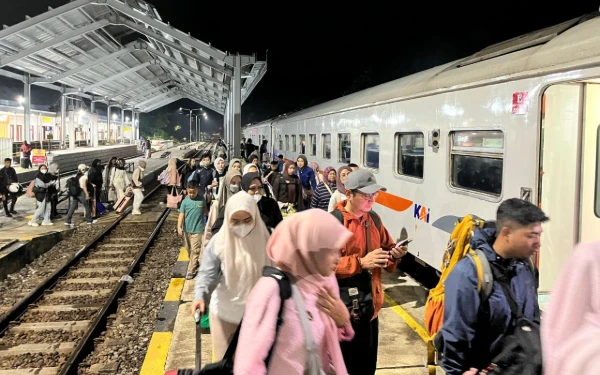 Thumbnail Berita - Puncak Arus Balik Lebaran 2026 di Daop 9 Jember Tembus 13 Ribu Penumpang per Hari