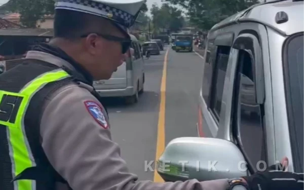 Thumbnail Berita - Viral! Polisi Hentikan Ambulans yang Terobos Macet Arus Balik, Ternyata Tanpa Pasien