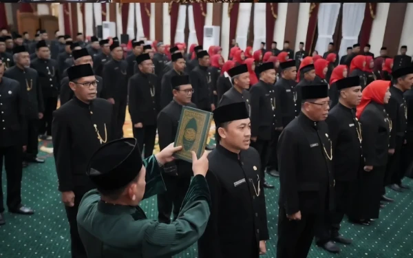 Foto Sebanyak 128 kepala sekolah diambil sumpahnya saat mengikuti pelantikan di Gedung Negara Grahadi di Surabaya, Rabu, 25 Maret 2026. (Foto: Humas Disdik Jatim)