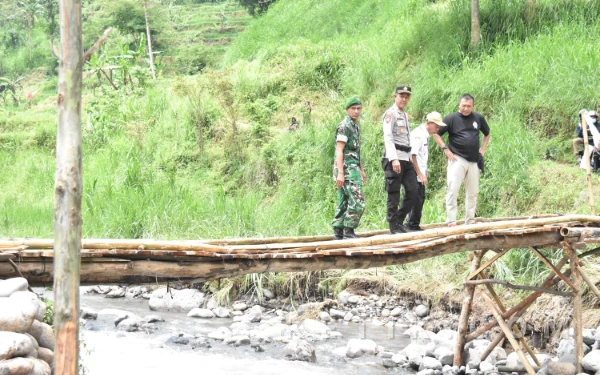 Thumbnail Berita - Dua Siswa SD Laporkan Jembatan Rusak Melalui Live Media Sosial, Bupati Situbondo Langsung ke Lokasi