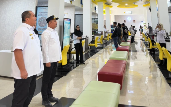 Thumbnail Berita - Pastikan Layanan Optimal Pasca Lebaran, Bupati dan Wabup Asahan Tinjau Langsung Mall Pelayanan Publik