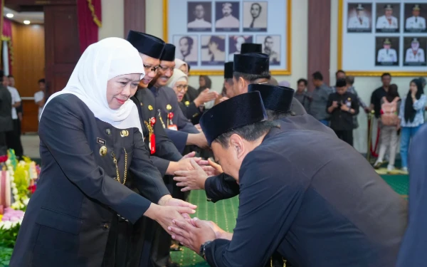 Thumbnail Berita - Lantik 128 Kepala Sekolah SMA/SMK/SLB Negeri, Gubernur Khofifah: Cetak SDM Jatim Unggul dan Berdaya Saing