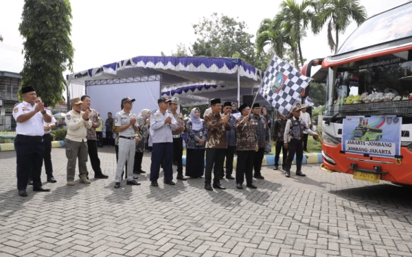 Thumbnail Berita - Lepas 300 Pemudik Balik ke Jakarta, Wabup Jombang Gus Salman Beri Pesan Ini