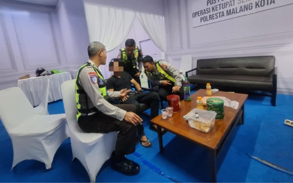 Thumbnail Berita - Aksi Sigap Polisi Selamatkan Pemuda Nyaris Lompat di Jembatan Soehat Malang