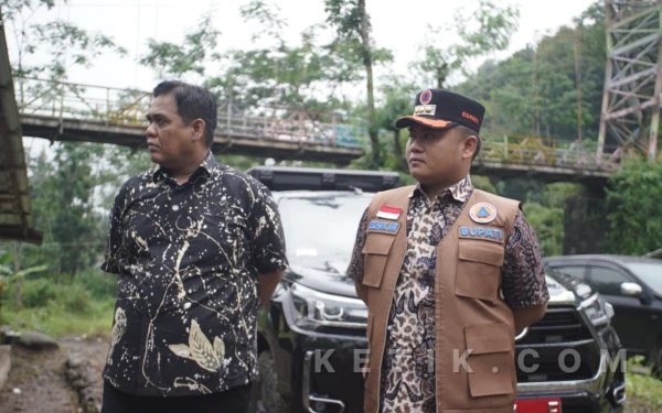 Thumbnail Berita - Jembatan Gantung Danawarih Tegal Rusak Akibat Arus Sungai Kaligung, Bupati Ischak Instruksikan Perbaikan Darurat