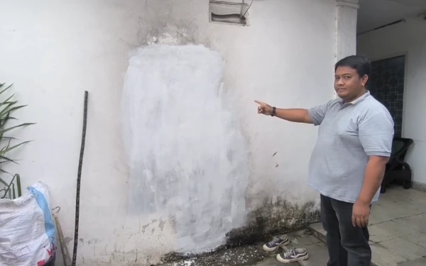 Foto Pemilik rumah, Indra menunjukkan bekas kebakaran yang dilakukan oleh OTK menghunakan bom molotov di  Jalan Demang Lebar Daun, Kelurahan Bukit Lama, Kecamatan Ilir Barat I, Palembang. Kamis 26 Maret 2026. (Foto : Yola/Ketik.Com)