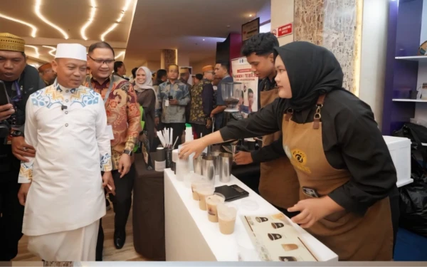 Thumbnail Berita - Kereenn!! PSBM XXVI di Makassar, 500 Gelas Kopi Karya Murid SMKN 1 Turen Laris Diserbu Pengunjung