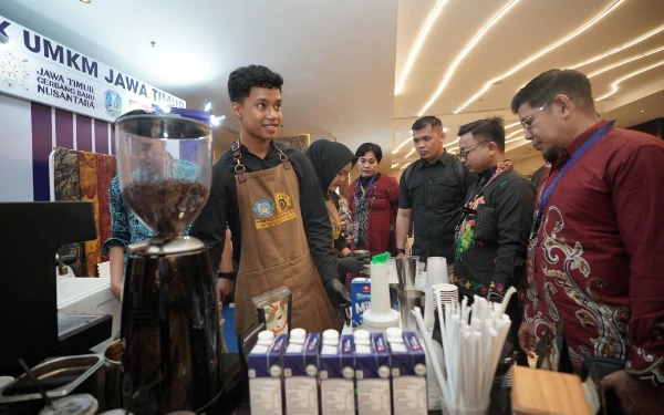 Foto Dai Ust Das'ad Latif didampingi Kadisdik Aries Agung Paewai berkunjung ke stan kopi produk SMKN 1 Turen, Kab Malang di sela PSBM XXVI Makassar pada Kamis, 26 Maret 2026. (Foto: Humas Disdik Jatim)