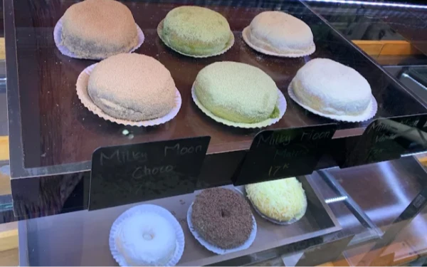 Thumbnail Berita - Warna Baru Kafe Malang, Moon Donut and Coffee Tawarkan Nongkrong Kekinian