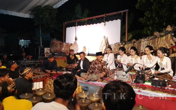Thumbnail Berita - Harmoni Budaya di Moyoketen! Kala Gema Wayang dan Legitnya Kupat Melebur Menyatu