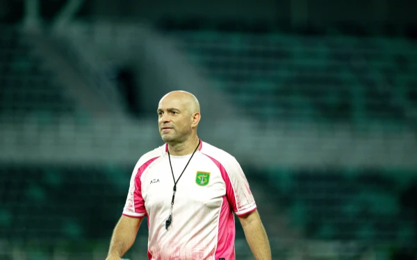 Thumbnail Berita - Bernardo Tavares Siapkan Mental Pemain Persebaya Hadapi Persita di Kandang