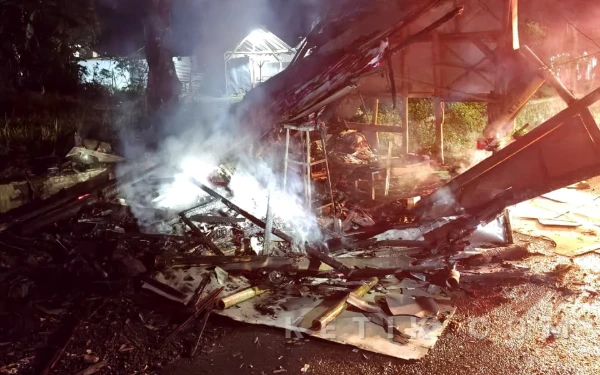 Thumbnail Berita - Ledakan Warung Gorengan di Jelbuk Jember Picu Kebakaran, Diduga Berasal dari Kompor Gas