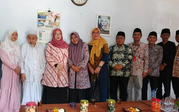 Thumbnail Berita - Perkuat Sinergi dengan Pesantren, Bupati Ipuk Hadiri Halal Bihalal di Ponpes Darul Maghfur Al-Khotiby Srono