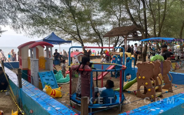 Foto Tempat bermain untuk anak-anak di Pantai Lon Malang Sampang (Foto: Mat Jusi/Ketik.com)