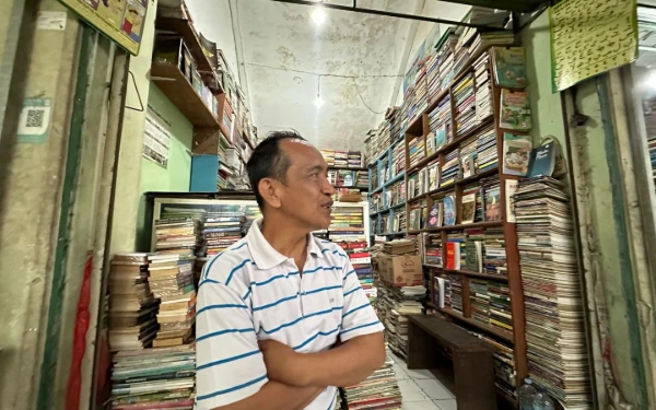 Thumbnail Berita - Cerita Pedagang Buku di Pasar Velodrome Kota Malang, Tetap Bertahan Meski Penjualan Kian Sepi