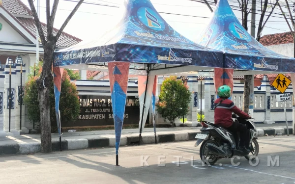 Foto Tenda Bank Sampang di Garis Finish Parade Combodug  (Foto: Mat Jusi/Ketik.com)