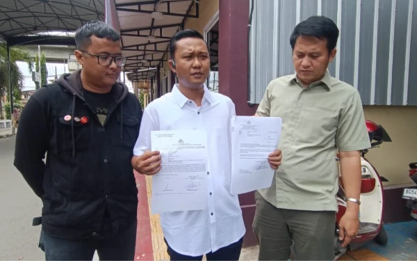 Foto Febri Zubian Saibul selaku penanggung jawab mural ke Sentra Pelayanan Kepolisian Terpadu (SPKT) Polrestabes Palembang, Kamis 26 Maret 2026 (Foto: Yola/Ketik.Com)