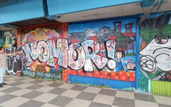 Thumbnail Berita - Aksi Vandalisme di Jantung Kota, Mural Eks RM Bundo Palembang Jadi Sasaran