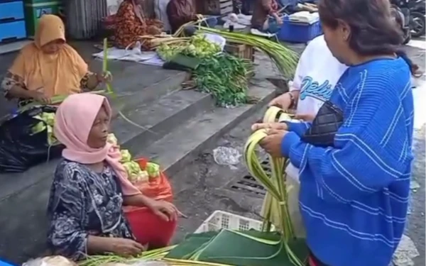 Foto Suasana penjualan janur di Pasar Kebalen Kota Malang pada Jumat, 27 Maret 2026 (Foto : Kukuh / Ketik.com)