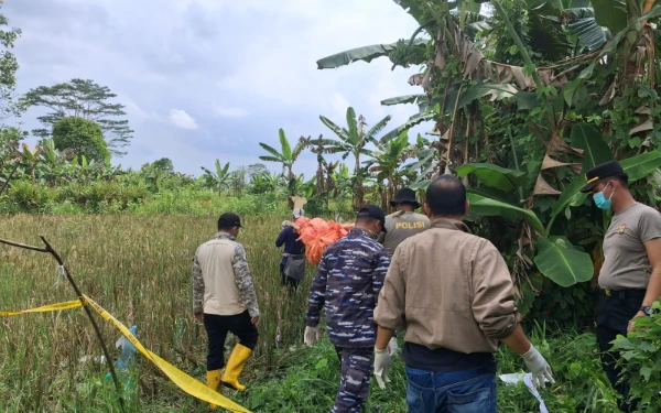 Foto Pihak kepolisian dari Polres Banyuasin saat mengevakuasi mayat yang ditemukan di area persawahan di Dusun I, Desa Merah Mata, Kecamatan Banyuasin I, Kabupaten Banyuasin, Sunsel, Kamis 26 Maret 2026. (Foto : Yola/Ketik.Com)