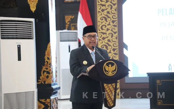 Foto Bupati Warsubi saat memberikan pengarahan usai pelantikan lima pejabat eselon II hasil seleksi terbuka di Pendopo Kabupaten Jombang, Jumat 27 Maret 2026. (Foto: dok Pemkab Jombang)