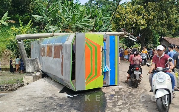 Thumbnail Berita - BREAKING NEWS! Kereta Kelinci Rombongan Halalbihalal Terguling di Mojokerto, 1 Tewas