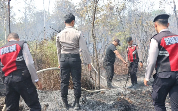 Thumbnail Berita - Polda Kepri dan Tim Gabungan Sukses Kendalikan Kebakaran Lahan 5 Titik di Kota Batam